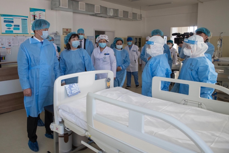 Өндөржүүлсэн бэлэн байдалд ажиллаж байгаа эмнэлгийн ажилчдад илүү цагийн хөлс олгоно