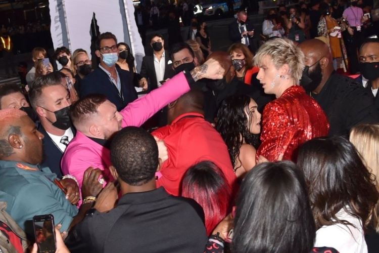 Конор Макгрегор, Machine Gun Kelly нар "MTV"-ийн ёслол дээр зодолдох шахжээ
