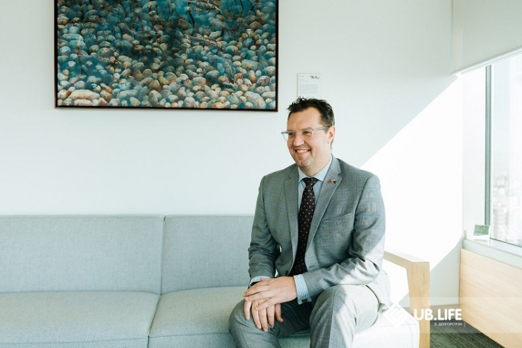 Дэйв Воусэн: Эмэгтэйчүүдийн эрхийг хамгаалах өдөр бол нийгэмд өөрчлөлт, шинэчлэлт хийх хэрэгтэйг сануулсан чухал өдөр