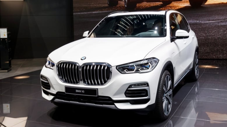 BMW машинтай хүмүүс сар бүр 18 ам.доллароор суудлын халаалтаа цэнэглэдэг болно