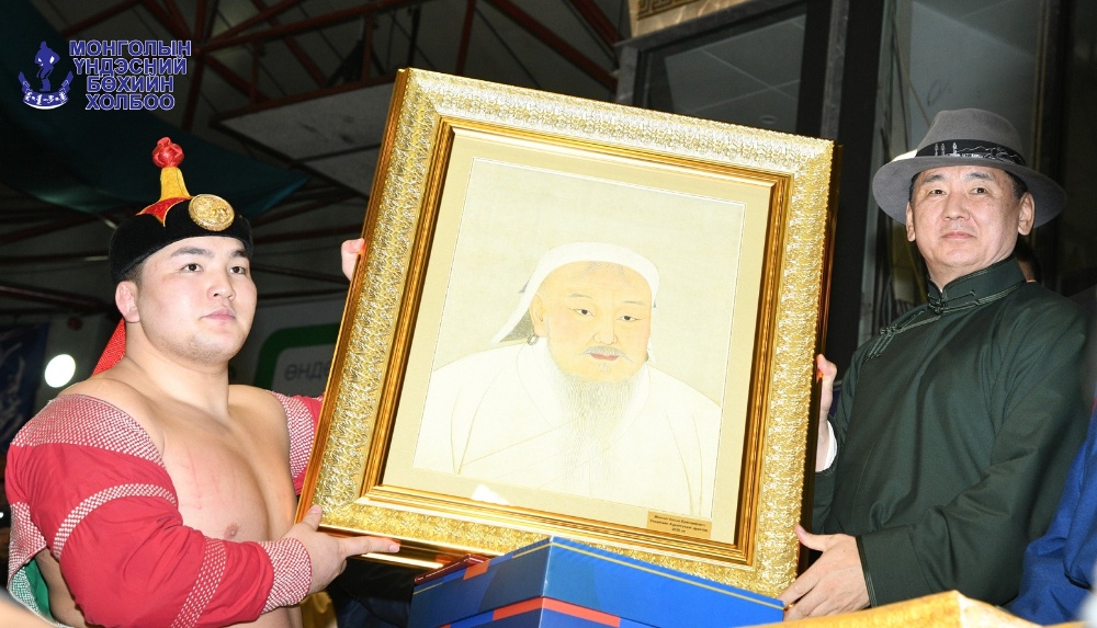 "ЧИНГИС ХААН ЦОМ"-ыг Улсын арслан Э.БАТМАГНАЙ гардлаа