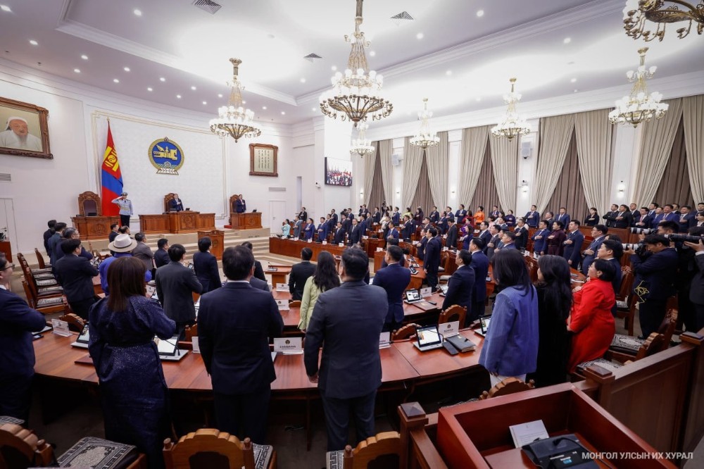 Авторын булан: Монголын парламент “дээлээ” тайлжээ