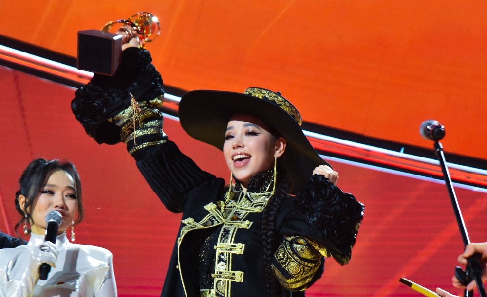 Мишээл казах хэлээр дуулна