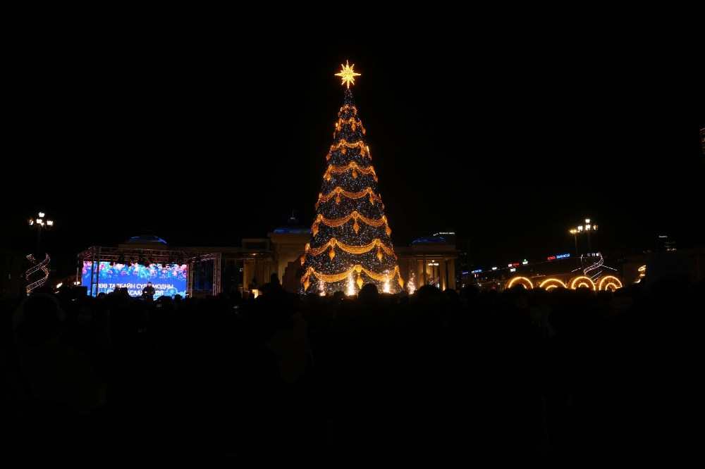 Төв талбайн сүлд модны гэрлийг асаалаа