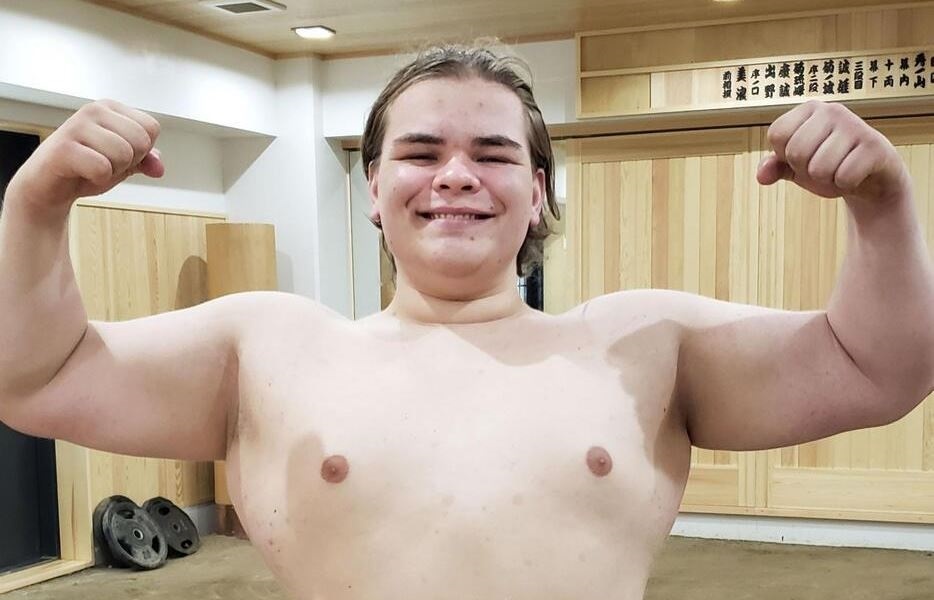 Хидэнояма дэвжээ эстони бөхтэй боллоо