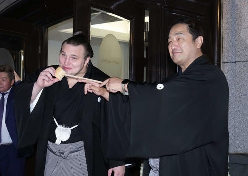 Хэзээ ч гадаад бөх авахгүй гэж байсан Аминишикигийн өөрчлөлт