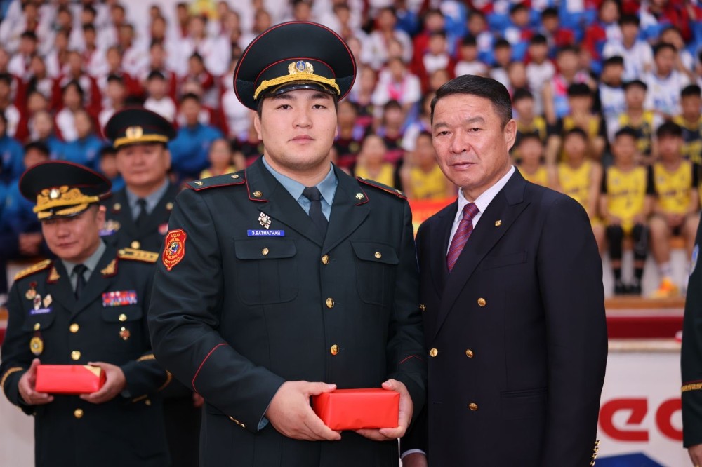 Батлан хамгаалах яамнаас улсын арслан Э.Батмагнайг дэслэгч цолоор шагнав