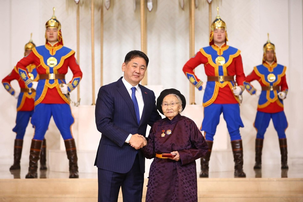 "Загасны Дулмаа" хэмээх академич А.Дулмаад Хөдөлмөрийн баатар цол хүртээлээ