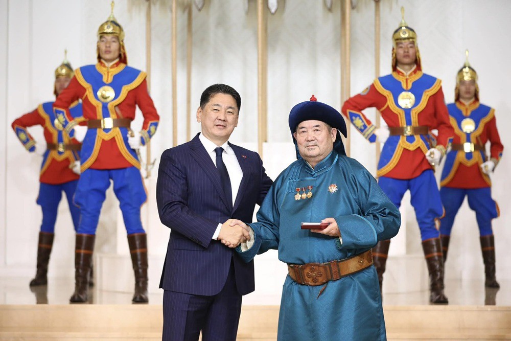 Ардын багш С.Дуламд Хөдөлмөрийн баатар цол хүртээлээ