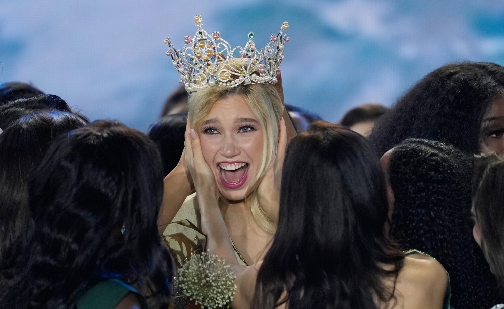 Miss Earth-2025: Чех бүсгүй Дэлхийн Мисс боллоо