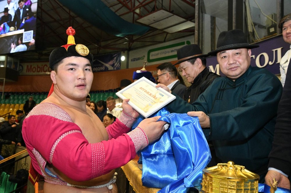 Эх хүүхдийн эрүүл мэндийн төлөөх барилдаанд залуу арслан Э.БАТМАГНАЙ түрүүллээ