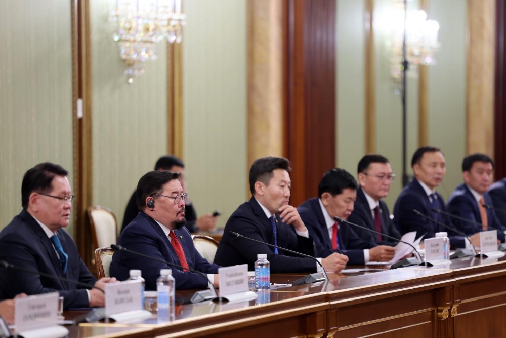 Монгол болон ОХУ-ын Ерөнхий сайд нар уулзлаа