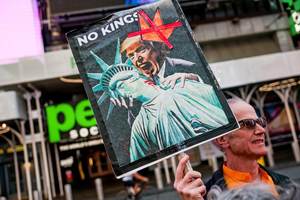 No Kings: Америкчууд Трампын эсрэг жагслаа