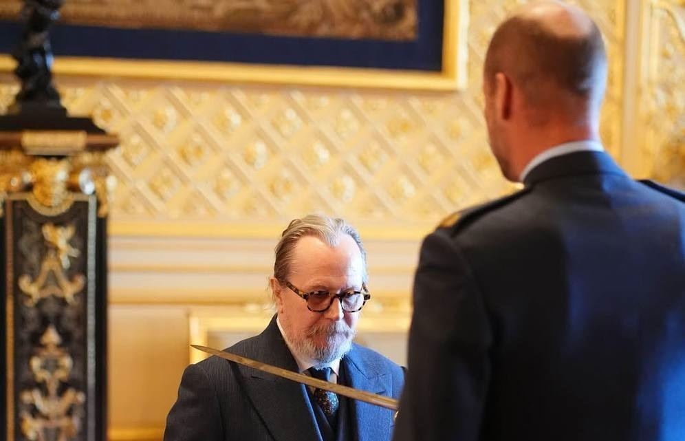 Гэри Олдман хүлэг баатар боллоо