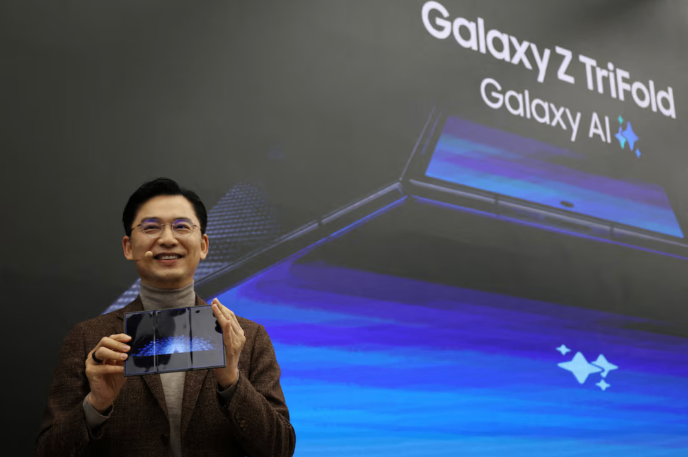 Самсунг компани анхны гурав эвхэгддэг гар утсаа танилцууллаа