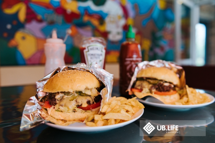 Ширээн дээр: "Better" burger - better mood