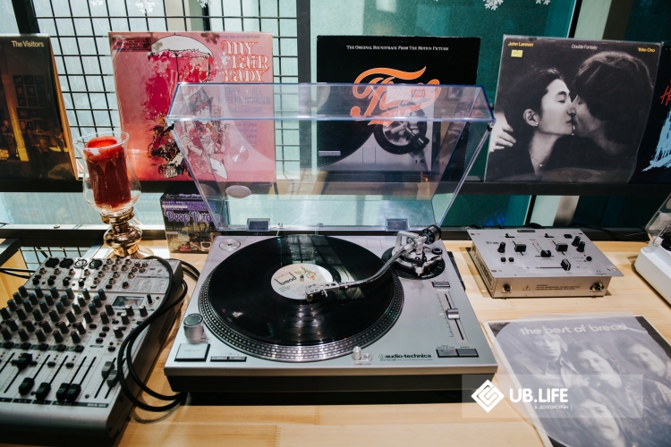 Ширээн дээр | "Vinyl Music Lounge"-оор зочилсон нь