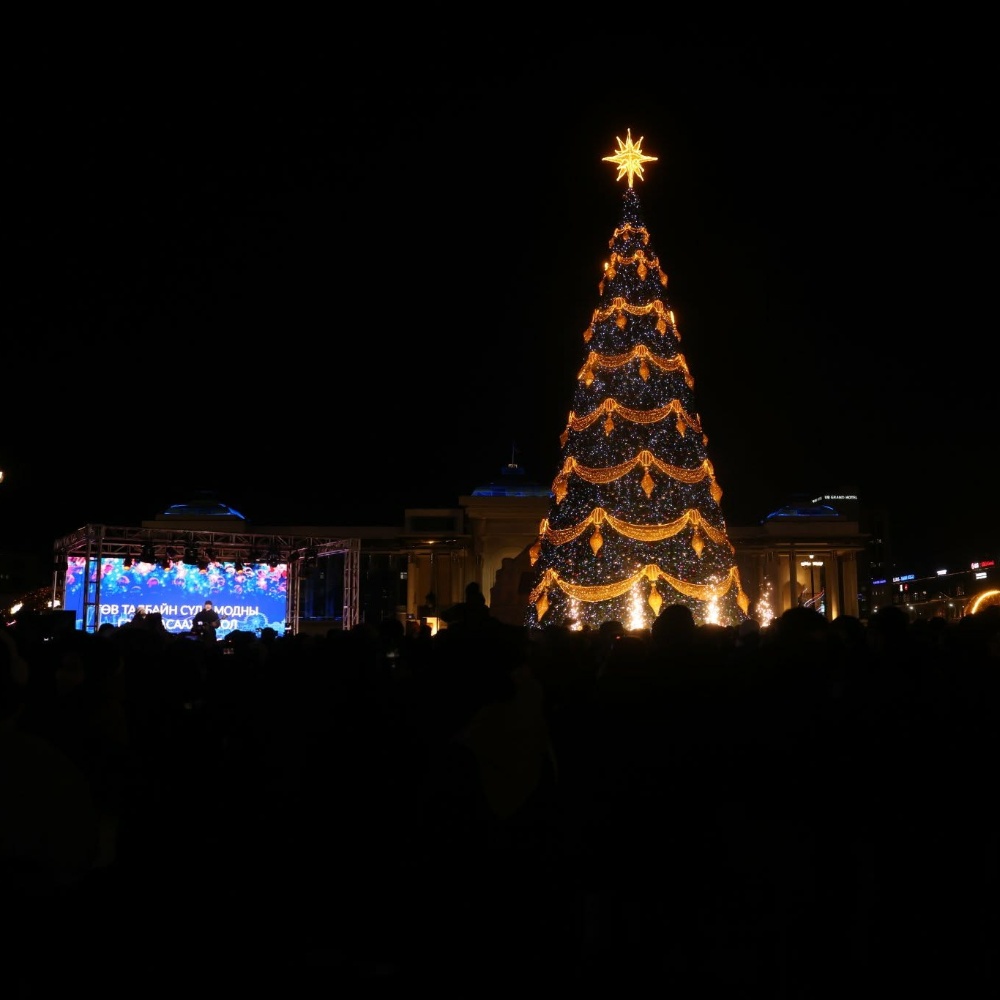 Төв талбайн сүлд модны гэрлийг асаалаа