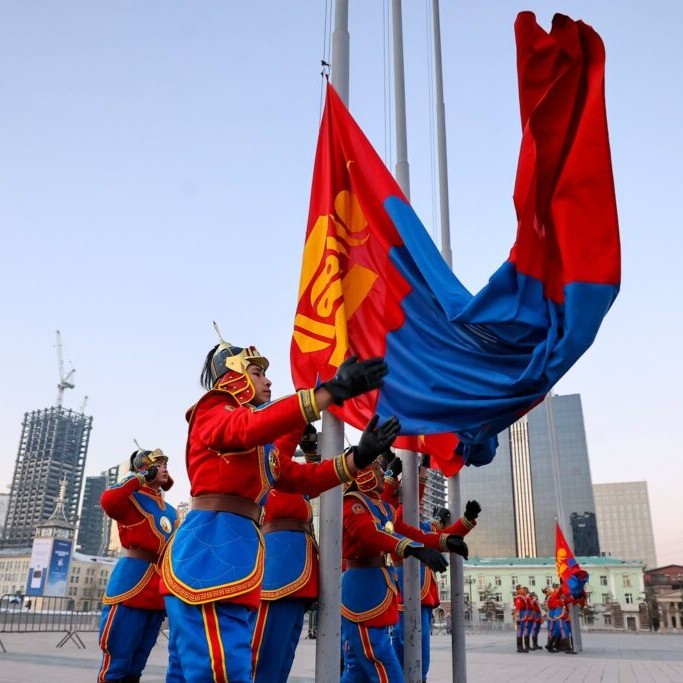 Төрийн далбааг мандуулж, Их цагаан тугийг цэнгүүллээ