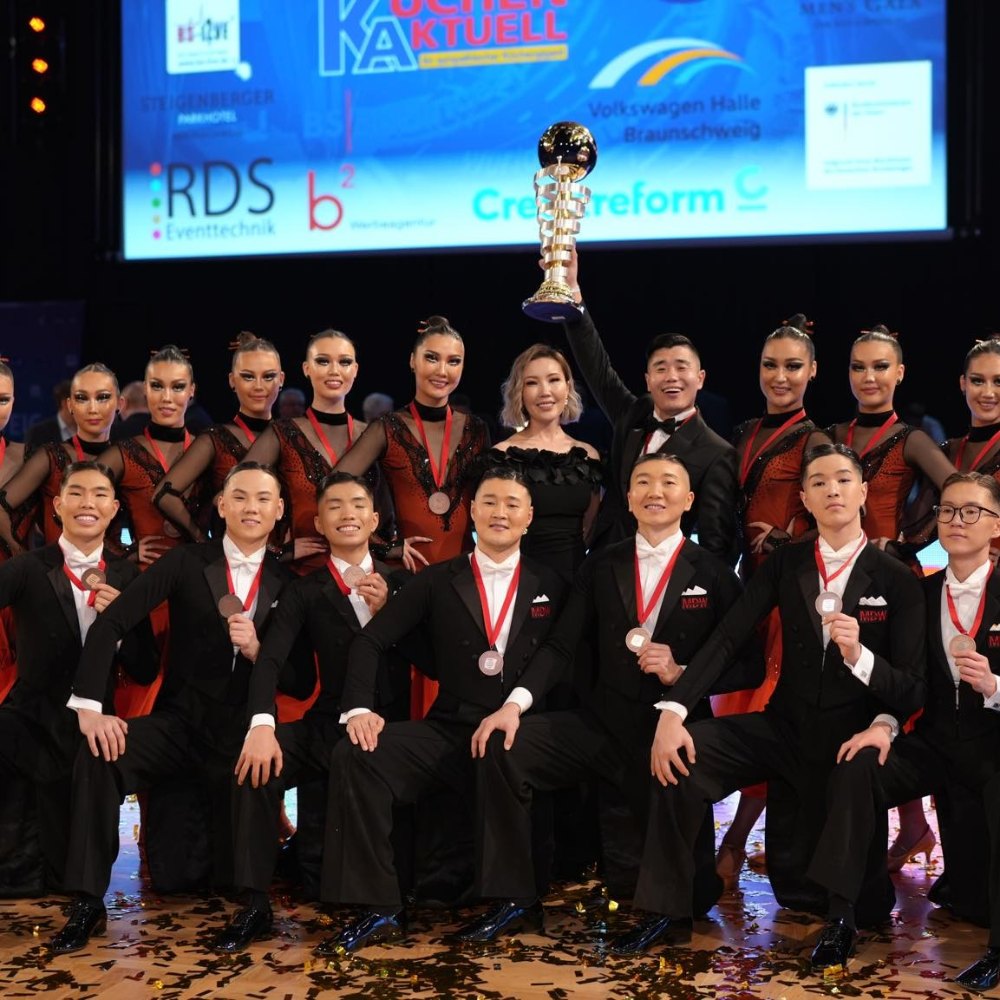 "Moon dance" хамтлаг Стандарт бүжгийн төрлөөр ДАШТ-ээс хүрэл медаль хүртэв