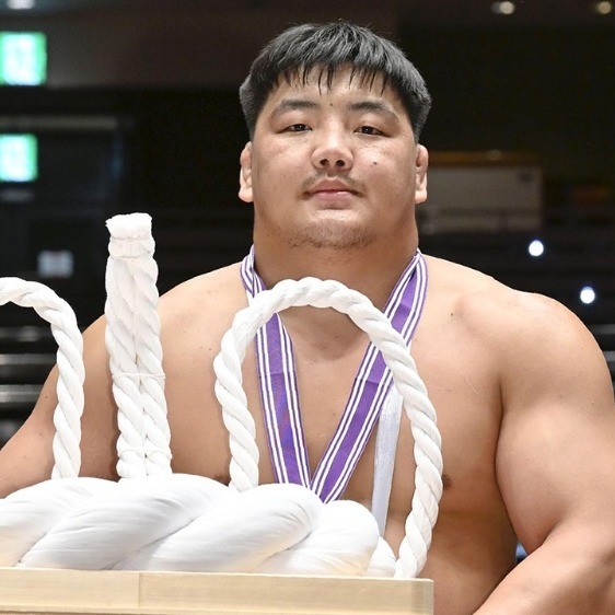 Оюутны ёкозүна Т.Бөхчулуун макүшитагаас барилдана