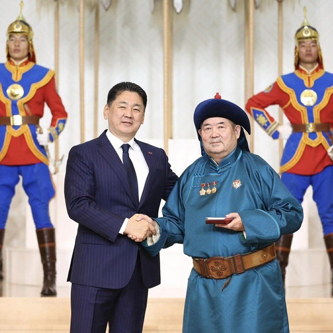 Ардын багш С.Дуламд Хөдөлмөрийн баатар цол хүртээлээ