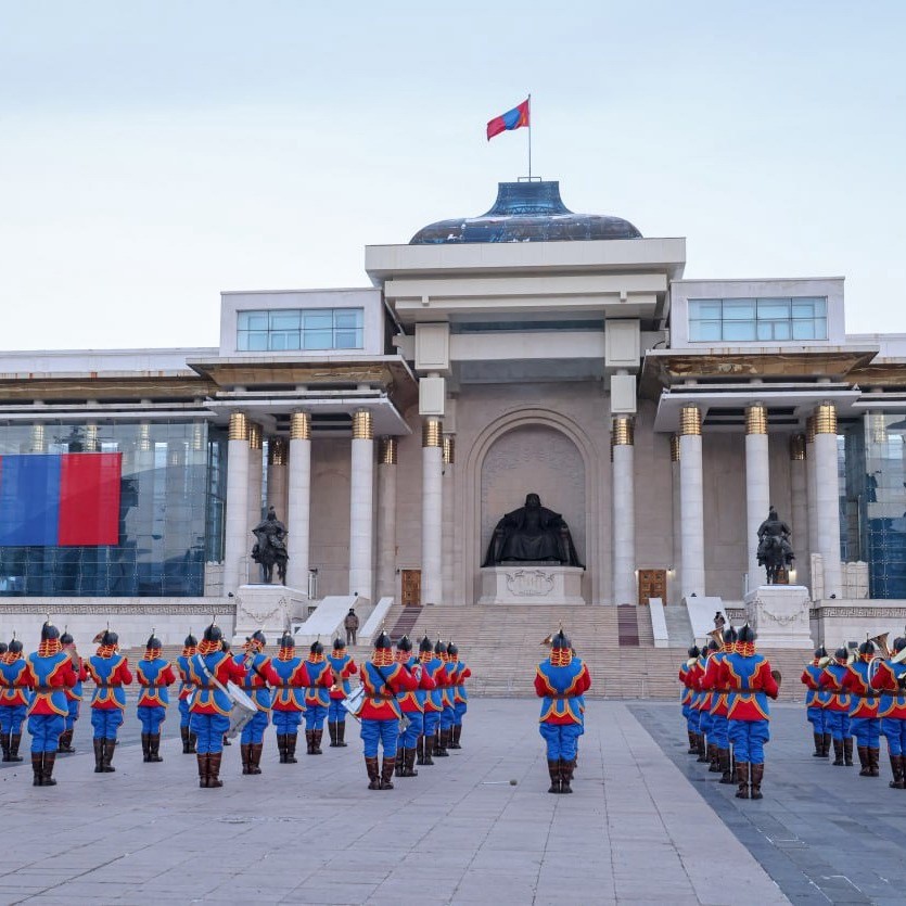 Монгол Улсын Төрийн далбааг мандуулах ёслол үйлдэв